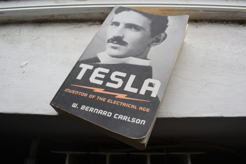 knjiga nikola tesla na stolu