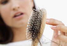 Zaustavite gubitak kose tokom jeseni! Otkrivamo prirodne metode koje stvarno djeluju! Žena drži četku s opalom kosom, ilustracija problema opadanja kose tokom jesenjih mjeseci.