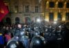 DRAMATIČNE SCENE U BUKUREŠTU Pristalice desničarskog kandidata sukobile se sa policijom nakon diskvalifikacije Đorđeskua iz izborne trke (FOTO)