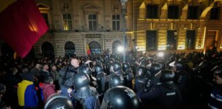DRAMATIČNE SCENE U BUKUREŠTU Pristalice desničarskog kandidata sukobile se sa policijom nakon diskvalifikacije Đorđeskua iz izborne trke (FOTO)