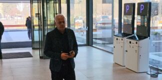 (FOTO) GORAN ŠLJIVIĆ PRVI DOŠAO NA KOMEMORACIJU SAŠE POPOVIĆA U crnini, vidno utučen