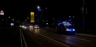 KOLONA VOZILA HITNE POMOĆI POD ROTACIJAMA PREVOZI PACIJENTE NA VMA Avion sa povređenim iz Severne Makedonije sleteo u Batajnicu (FOTO/VIDEO)