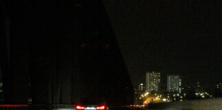 Šta je bre ovo? Parkirao audi kod kružnog toka, pa… Srbija gleda ovaj snimak i ne trepće, svi u šoku! (VIDEO)