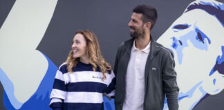Jelena Đoković u ležernoj kombinaciji: Duks sa prugama, bele patike, ali dužina suknje je diskutabilna