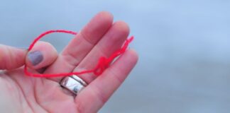 MNOGI NOSE CRVENI KONAC OKO RUKE, A NEMAJU POJMA ŠTA TO ZNAČI: Evo šta on simbolizuje MNOGI NOSE CRVENI KONAC OKO RUKE, A NEMAJU POJMA ŠTA TO ZNAČI: Evo šta on simbolizuje - featured image