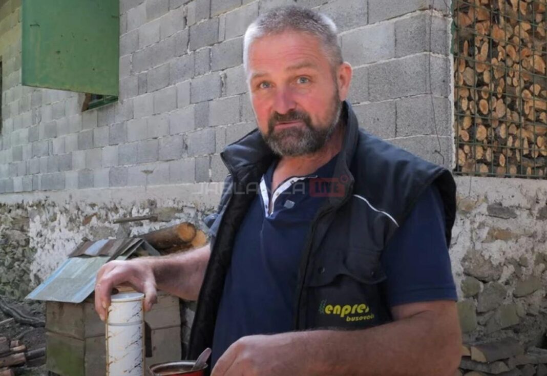 Kemal napustio državni posao i otišao živjeti u šumu: Gradski stres zamijenio mirom u šumi, drži koke, bere vrganje.. - featured image