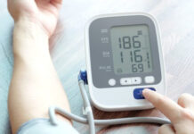 POGREŠNO MJERENJE KRVNOG PRITISKA SKORO GA KOŠTALO ŽIVOTA: Čak 90 odsto ljudi pravi ovu grešku ikvari rezultat POGREŠNO MJERENJE KRVNOG PRITISKA SKORO GA KOŠTALO ŽIVOTA: Čak 90 odsto ljudi pravi ovu grešku ikvari rezultat - featured image